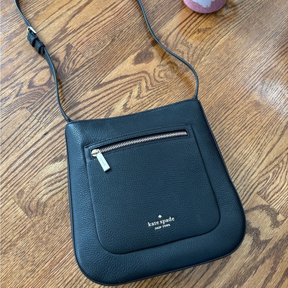 Kate Spade Leila Top Zip Messenger Crossbody Bag Black Leather - Picture 1 of 8